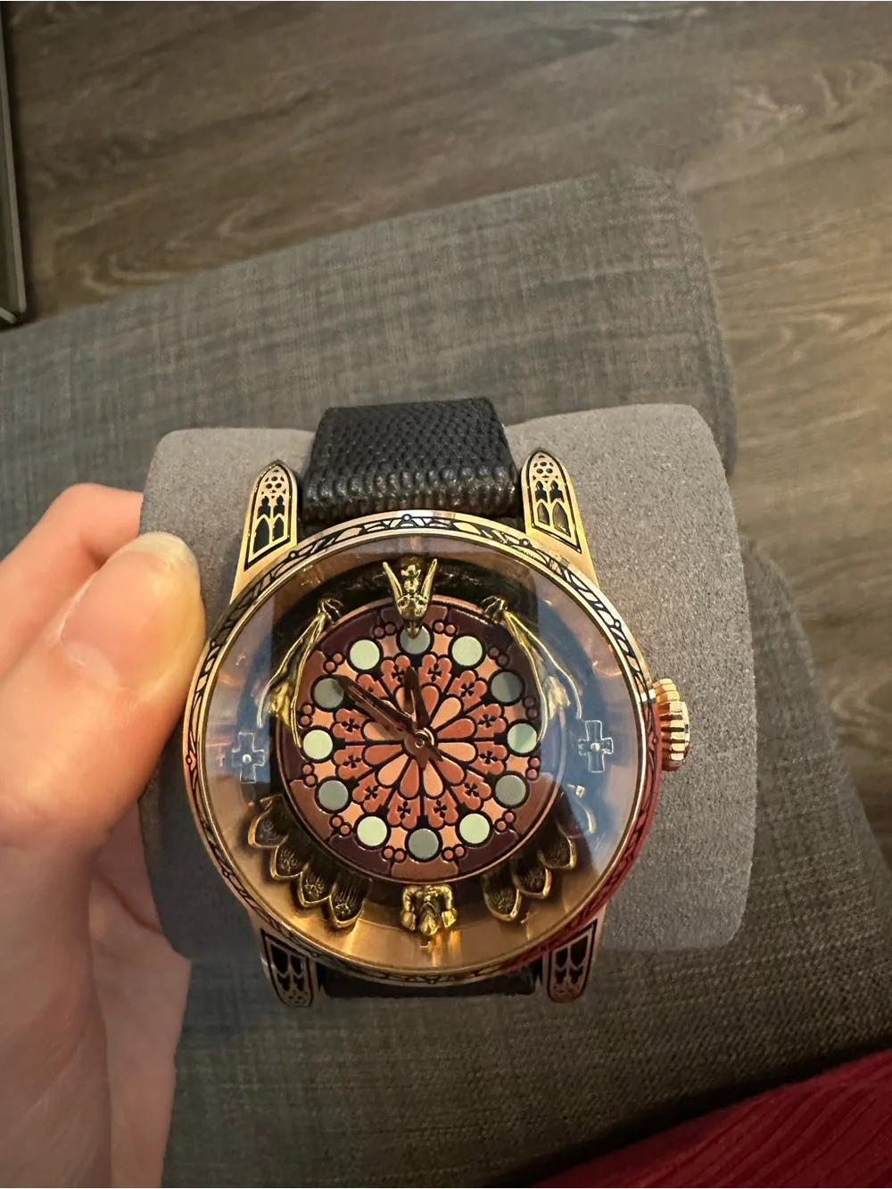 Bard’s whisper / Ornate Gold and Black Smartwatch with Decorative Dial